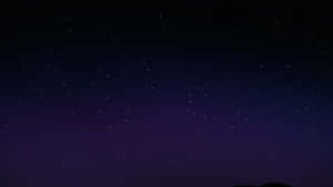 星空夜空，遠山暗影之上帶有紫色漸變