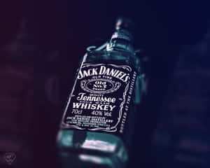 在昏暗的藍色燈光下，Jack Daniel's 威士忌酒瓶，背景模糊。
