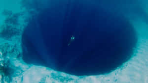 水肺潛水員在深水天坑邊緣。 — 美景 壁紙