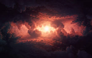陽光穿過暴風雲，發出火紅和橙色的光芒。