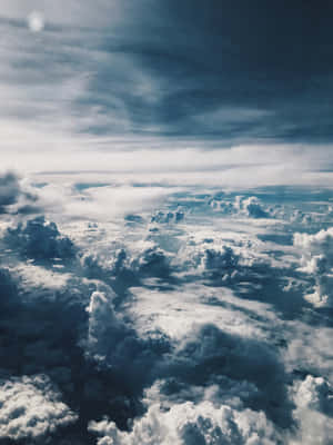 從上方俯瞰，深藍色天空下蓬鬆的白雲。