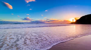 海上夕陽，海浪沖刷沙灘，天空色彩繽紛