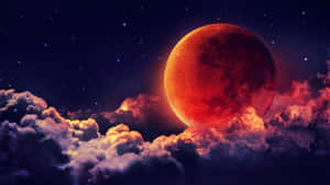 在繁星點點的天空下，一輪紅月亮在紫色和橙色雲層之上發光。