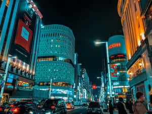 夜晚繁華的東京街道，閃爍的霓虹招牌和高樓大廈。