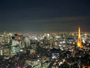 東京夜景，發光的建築物和標誌性的東京塔。
