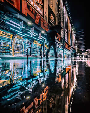霓虹燈光反射在濕漉漉的柏油路上，一個人夜晚在東京的雨街上行走。