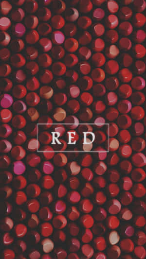 光面紅色同粉紅色珠子嘅特寫，中間有 RED 字樣。 — 淺紫色美學動態圖 壁紙