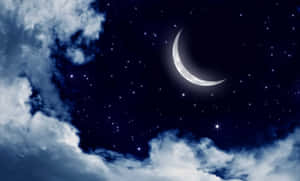 新月和星星從深藍色夜空的薄雲中探出頭來。