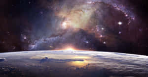 從太空觀看地球日出，上方有發光的螺旋星系。 — 美景 壁紙