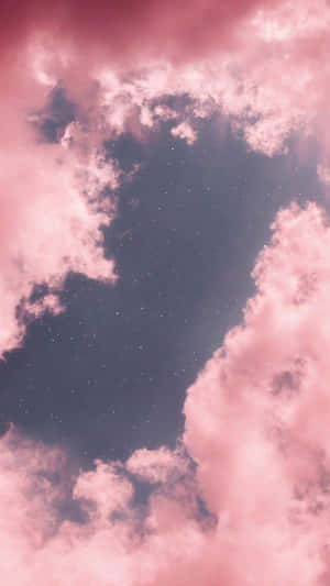粉紅色的雲朵顯露出上方繁星點點的夜空。 — 唯美雲朵動態 壁紙