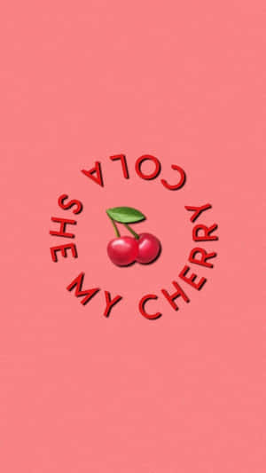 兩顆櫻桃配綠葉，被粉紅色上的紅色文字「SHE'S MY CHERRY」環繞。