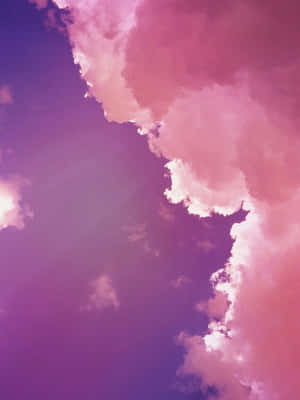 粉紅色和紫色雲朵在暮色天空中柔和發光。