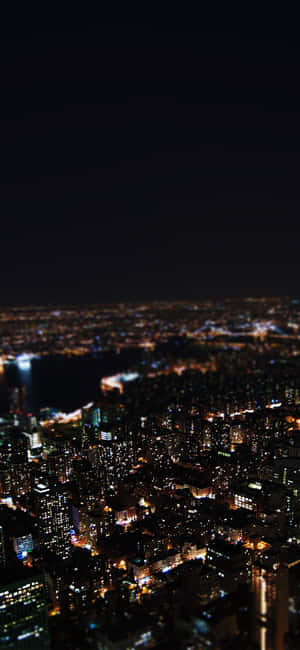 模糊的夜景城市景觀，燈光閃爍，天空漆黑。