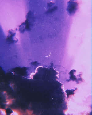 黃昏時分，紫色天空帶有新月和暗雲，閃爍著粉紅色和橙色。 — 淺紫色美學動態圖 壁紙