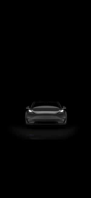 一輛現代電動車在黑暗中閃爍著明亮的車頭燈。