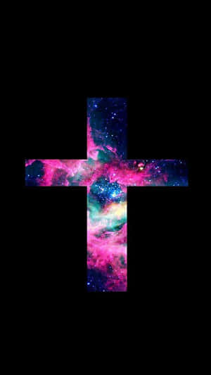 一個由彩色星雲在黑色背景上組成的天體十字架。