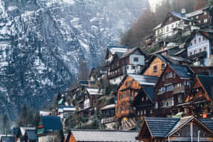 冬日陡峭山坡上的積雪小木屋。