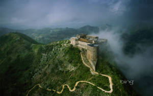 山頂上的古老堡壘，被迷霧和蜿蜒小徑環繞。