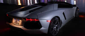 夜間銀色林寶堅尼Aventador，帶有發光的紅色尾燈和濕路面倒影。 — 蘭博基尼 壁紙