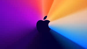 黑色Apple標誌在漸變背景上發出彩色光線