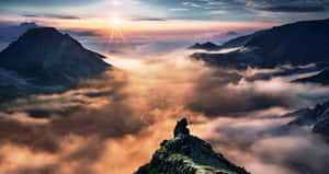 日出於山頂，下方有雲層