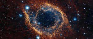 在深空中帶有橙色和藍色色調的發光眼形星雲。