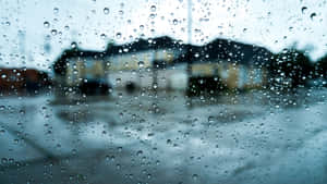 窗上的雨滴，模糊的街景