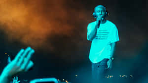 音樂家在舞台上表演，伴隨著發光的藍色和橙色燈光以及舉起的觀眾手。