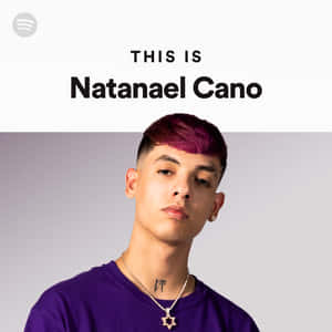 Natanael Cano 在攝影棚環境中，留著紫色頭髮並穿著襯衫的肖像。