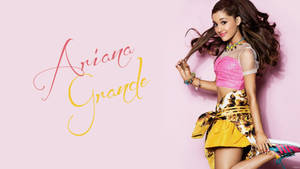 Ariana Grande 穿著色彩繽紛的服裝，與她的草書名字一起擺姿勢。