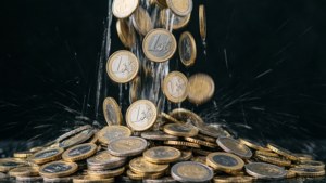 金色歐元硬幣如雨般落在黑色背景上的一堆硬幣上。