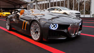 黑色BMW概念車，帶有橙色裝飾和發光車頭燈展出。