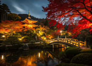 夜晚，一座亮燈的日本寶塔和石橋在紅楓樹下的水中倒映。