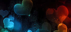 窗戶上的雨滴，帶有藍色和紅色的發光心形燈光。