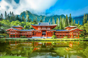 紅色日本寺廟倒映在池塘中，背景有山脈和樹木。 — 廟宇 壁紙