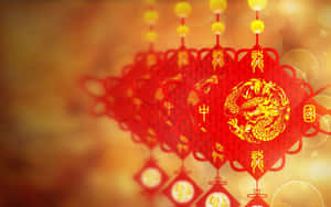 用於農曆新年的紅色紙燈籠，飾有金色龍和中國文字。 — 中國新年 壁紙