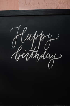 黑色黑板上用白色草書寫的 Happy Birthday。 — 小米Pad 8 Pro 壁紙