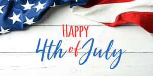美國國旗帶有 'Happy 4th of July' 文字在白色木頭上。