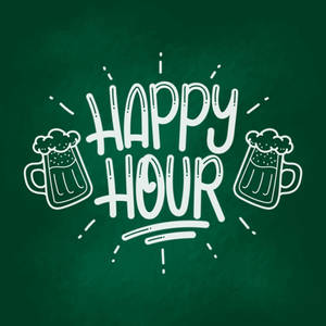 綠色黑板上用粉筆畫嘅啤酒杯同Happy Hour標誌。