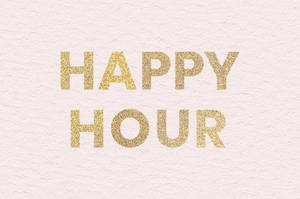 在帶有紋理的紙張上以金色閃粉呈現的 happy hour 文字。