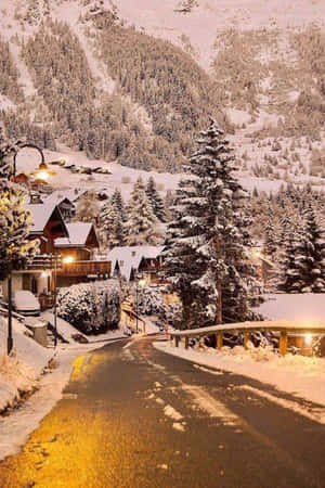 雪夜山村，發光的木屋和照亮的路。