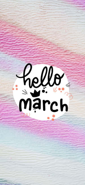 Hello March 文字帶有皇冠和塗鴉，背景為粉彩紋理。
