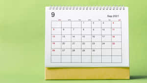 一個2021年9月的座枱日曆，金色底座，綠色背景。
