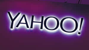 發光的Yahoo標誌招牌，帶有紫色和白色燈光。