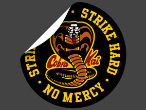 Cobra Kai 標誌貼紙，帶有眼鏡蛇和 strike hard no mercy 文字