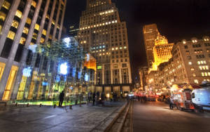 夜間城市場景，發光的Apple Store和街頭小販。