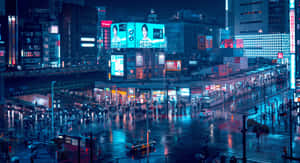 霓虹燈照亮東京夜晚的街道，濕漉漉的人行道和人群在發光招牌下穿行。