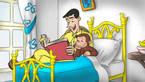 穿黃色睡衣的男人在床上給猴子讀書。