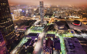 夜晚燈火通明的城市鳥瞰圖，摩天大樓和閃爍的街道。