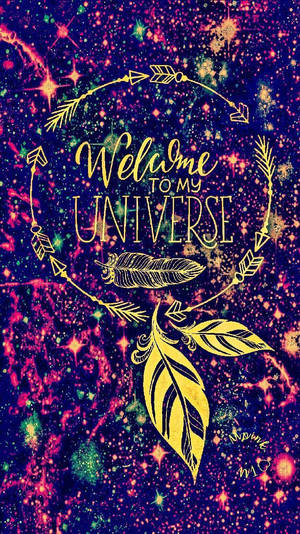 宇宙背景，金色羽毛和箭頭在「Welcome to my Universe」文字周圍。